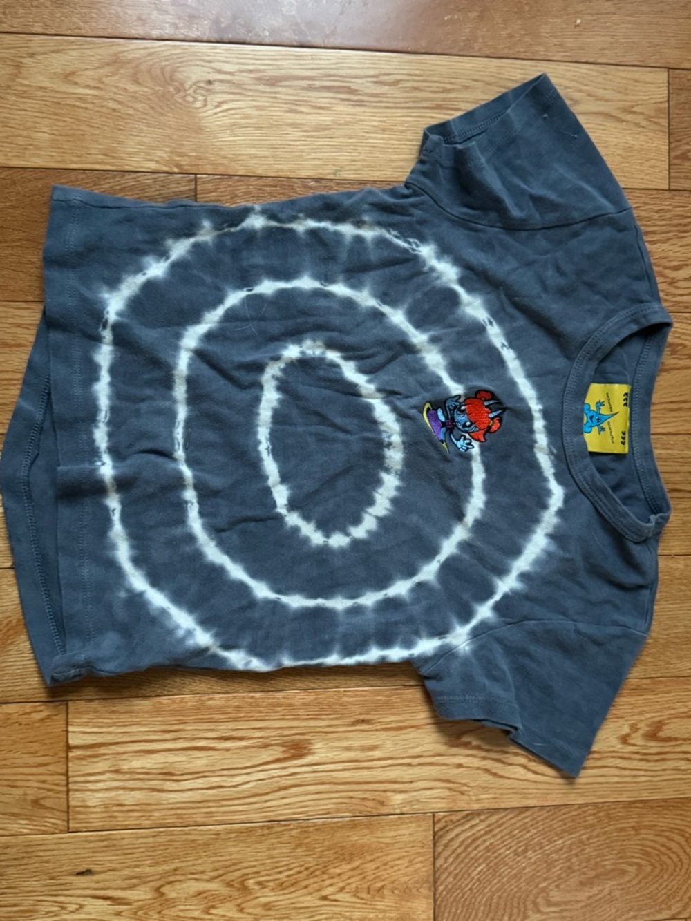 UNIF Gray Tie-Dye Crop Tee with Surfing Crab Patch